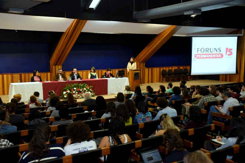 Mesa principal do fórum e participantes