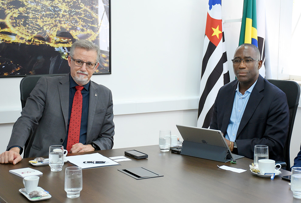 O reitor Antonio Meirelles (à esquerda) afirmou ao ministro Armindo Tiago estar otimista quanto à ampliação do acordo