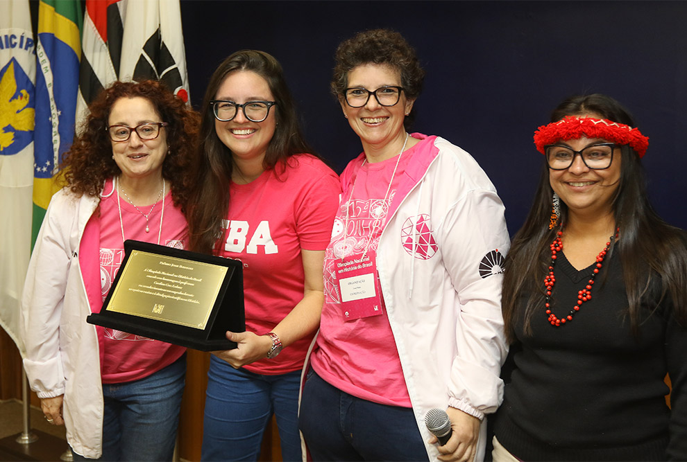 A  professora Carolina Ledoux, da Bahia (ao centro à esquerda), recebeu o Prêmio Joan Ribeiro por ser a orientadora finalista com maior número de equipes inscritas: 116 no total