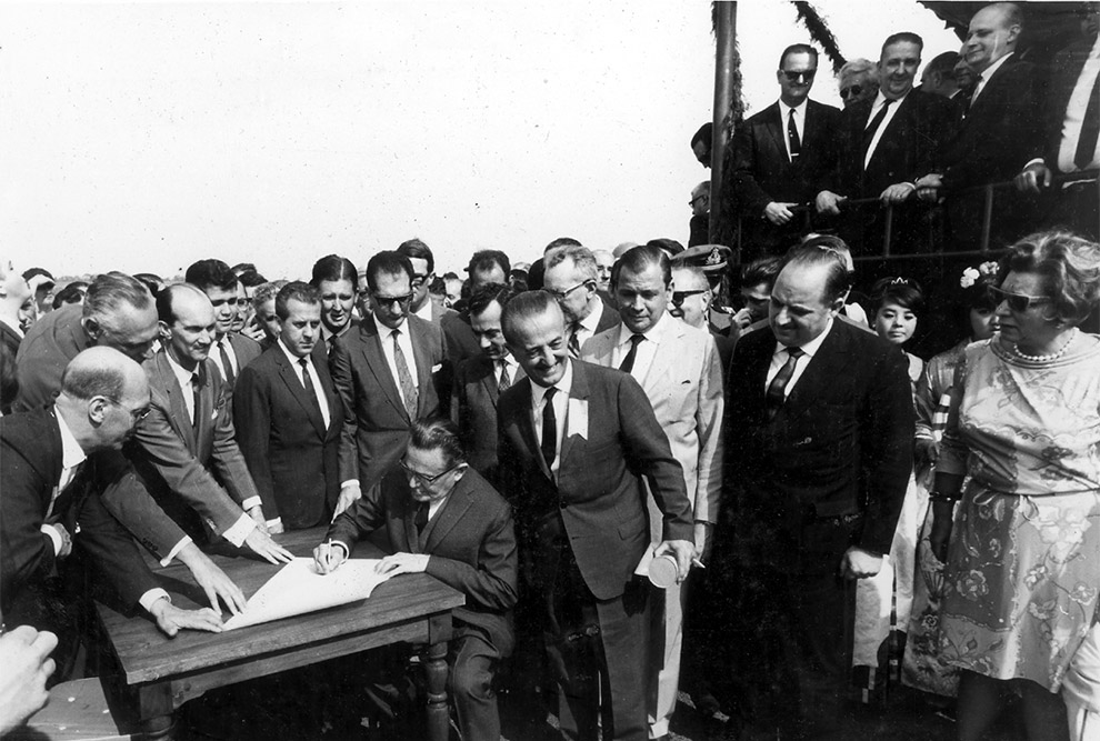 Lançamento da pedra fundamental em 5 de outubro de 1966