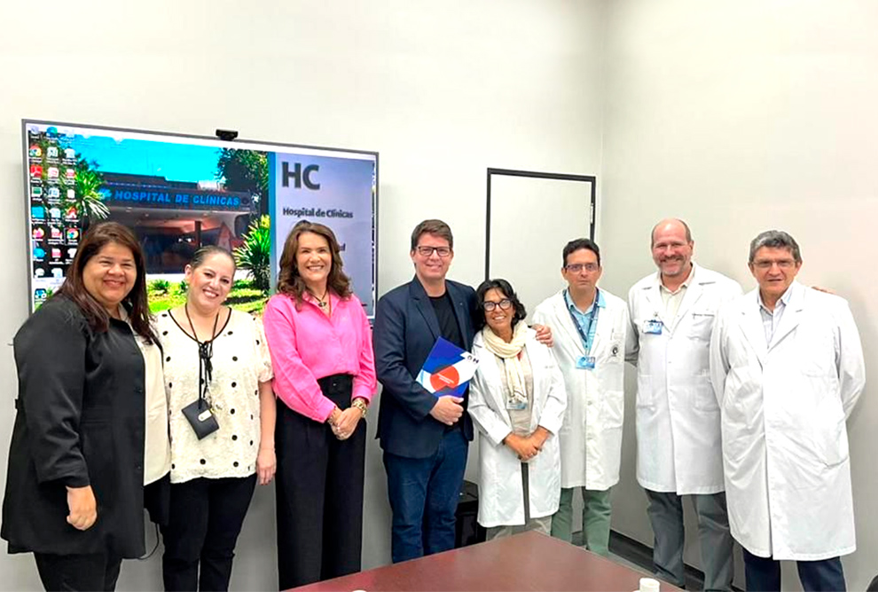 A deputada Valéria Bolsonaro (ao centro, camisa rosa) já doou, desde 2020, R$ 1 milhão ao hospital e, durante a visita ao HC, ela anunciou a liberação de mais R$ 300 mil ainda este ano para a área da saúde mental