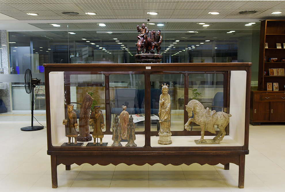 Algumas das peças expostas na mostra que fica aberta até o dia 24 de novembro, na Biblioteca de Obras Raras “Fausto Castilho”