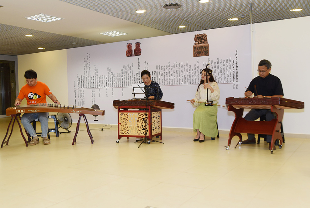 Professores do Instituto Confúcio durante apresentação musical