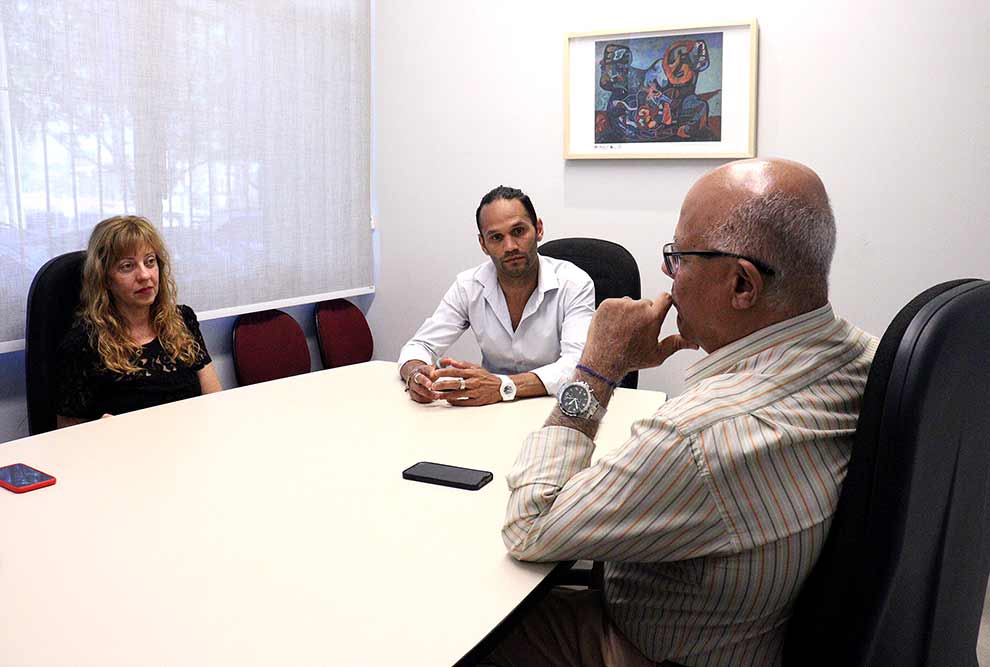 Nénão durante encontro com pró-reitor de Extensão e Cultura, Fernando Coelho, e a arquiteta Renata Marangoni  