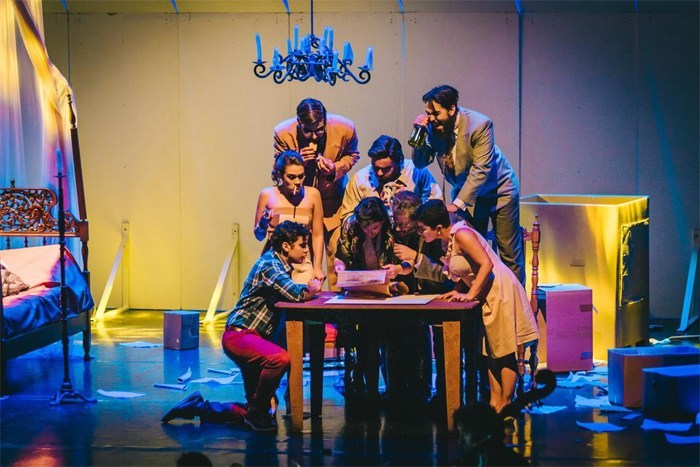 Elenco na montagem de 2018 da ópera Gianni Schicchi, em Indaiatuba. Toda a família de Buoso Donati está reunida em torno de uma mesa para a leitura de seu testamento (Foto: Rafael Ré)