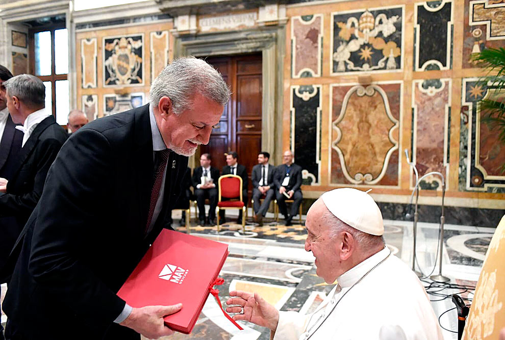 Reitor Antonio Meirelles ao entregar mimo ao papa Francisco 