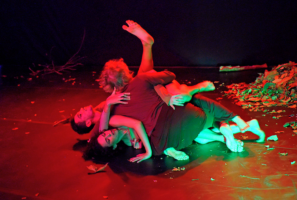 bailarinos durante o espetáculo formam o emaranhado com seus corpos entrelaçados no chão do palco