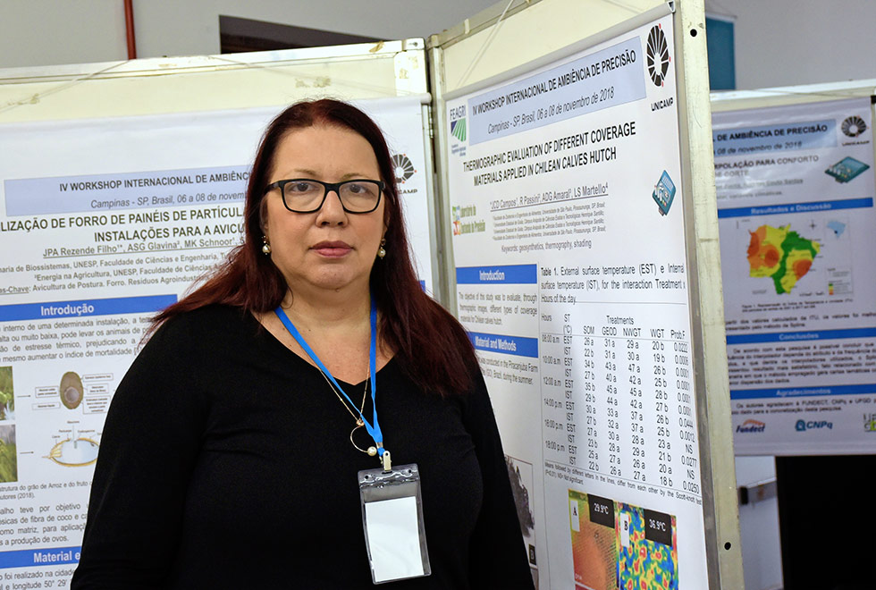 A professora Daniella Moura foi fotografada em frente a um dos posteres apresentados no evento