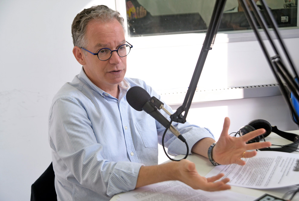 homem fala em estúdio de rádio