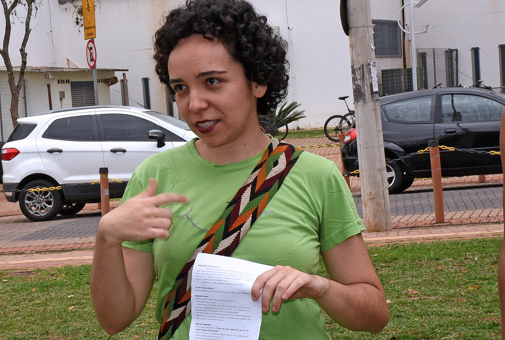 mulher fala com papel na mão