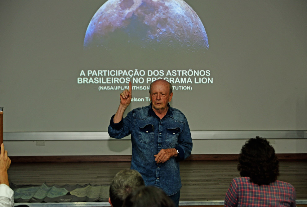 astrônomo dá palestra em auditório