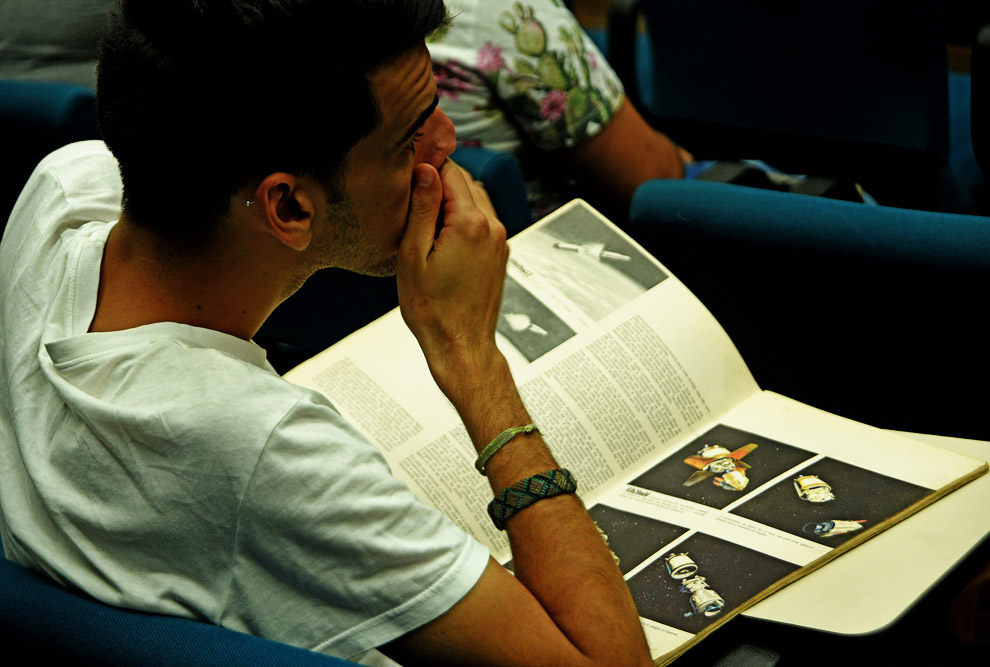 menino com revista aberta na mão