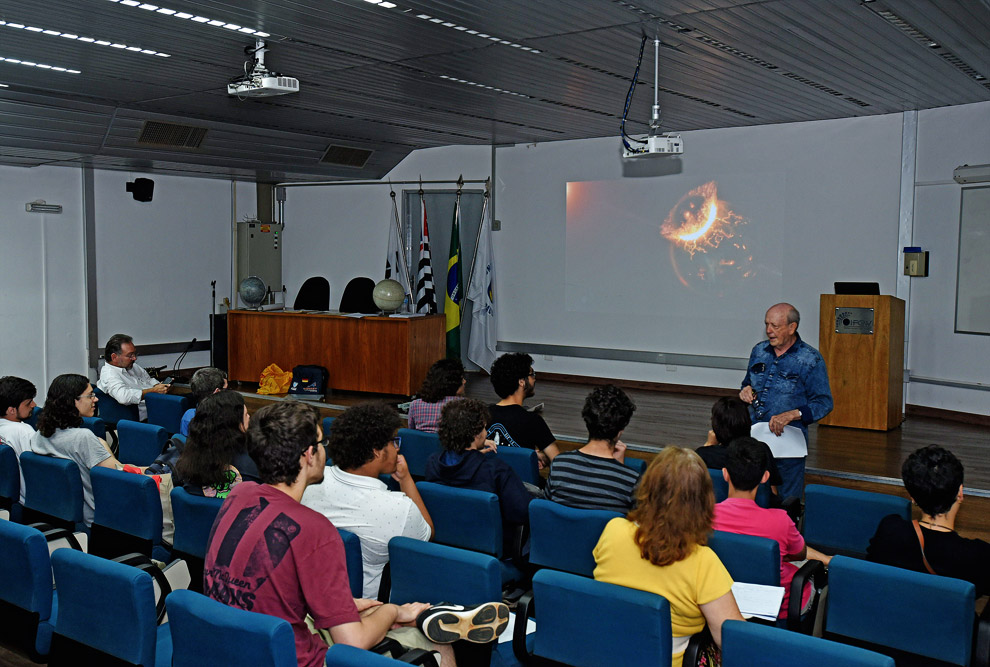 estudantes acompanham palestra