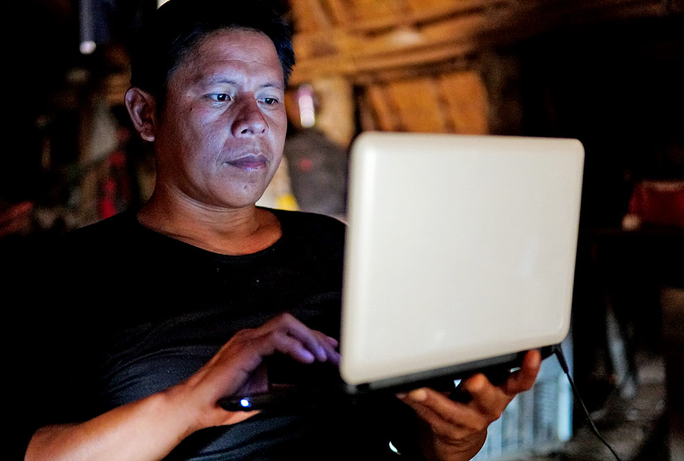 audiodescrição: fotografia colorida de estudante indígena acessando computador