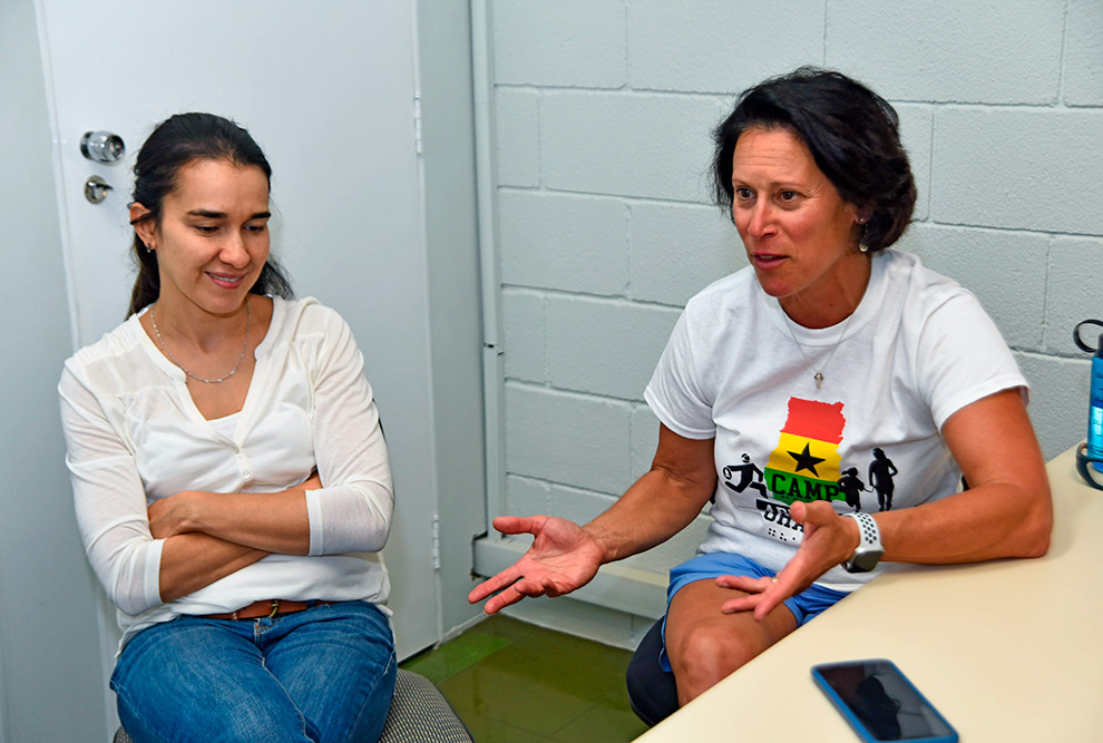 Maria Luiza Alves, professora da FEF, e Lauen Lieberman, idealizadora do Camp Abilities