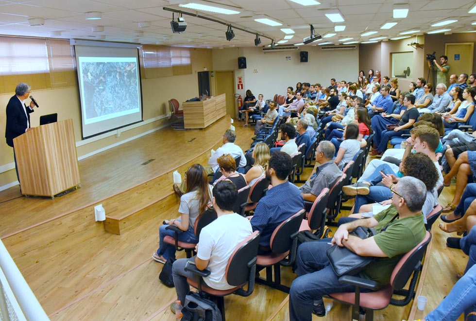 Grupo multidisciplinar na primeira reunião