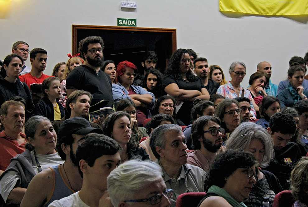 público que acompanha a palestra