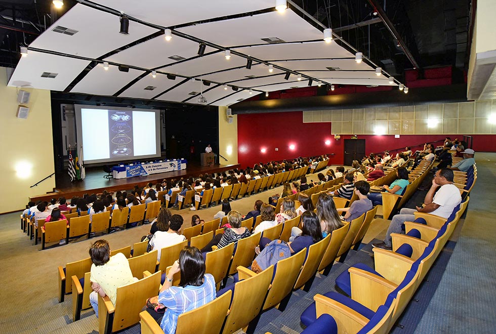 Participantes do Ciência & Arte nas Férias acompanha a abertura da edição 2018