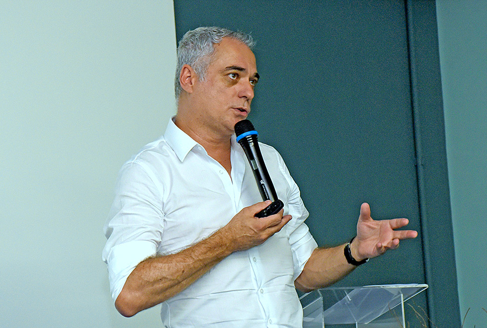 O professor José Alves, coordenador da Comvest