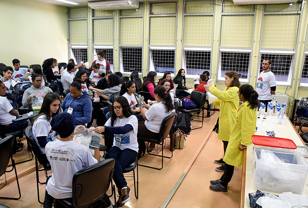 Alunos sentados em uma sala de aula participam da oficina de perfumes no Instituto de Química