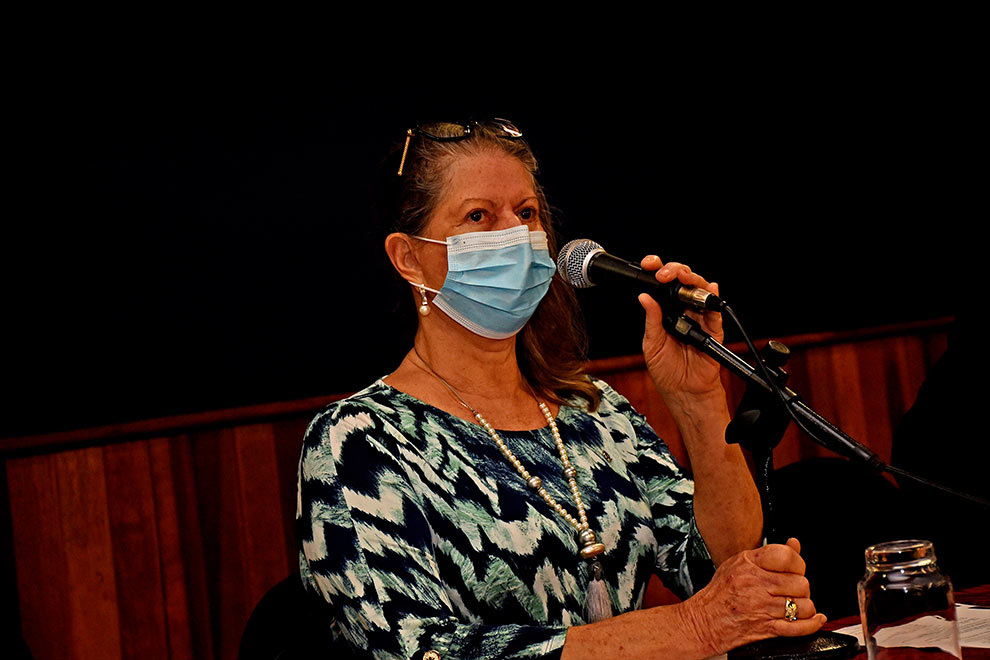foto mostra a coordenadora geral da unicamp, maria luiza moretti. ela usa máscara e fala ao microfone
