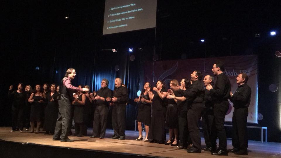 O maestro Paulo Rowland em apresentação do Canta Inverno 2018, em Vinhedo