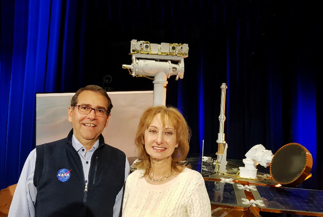 Alvaro Crósta e a cientista brasileira Rosaly Lopes, pesquisadora sênior do JPL, com a réplica do Opportunity ao fundo