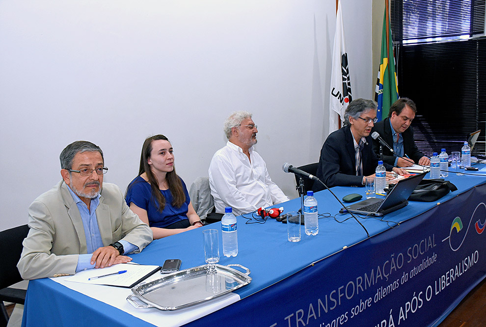 imagem da mesa de abertura do evento com todos os convidados