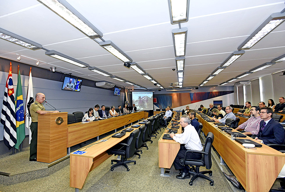 Representantes da Unicamp acompanham palestra do general Décio Luís Schons