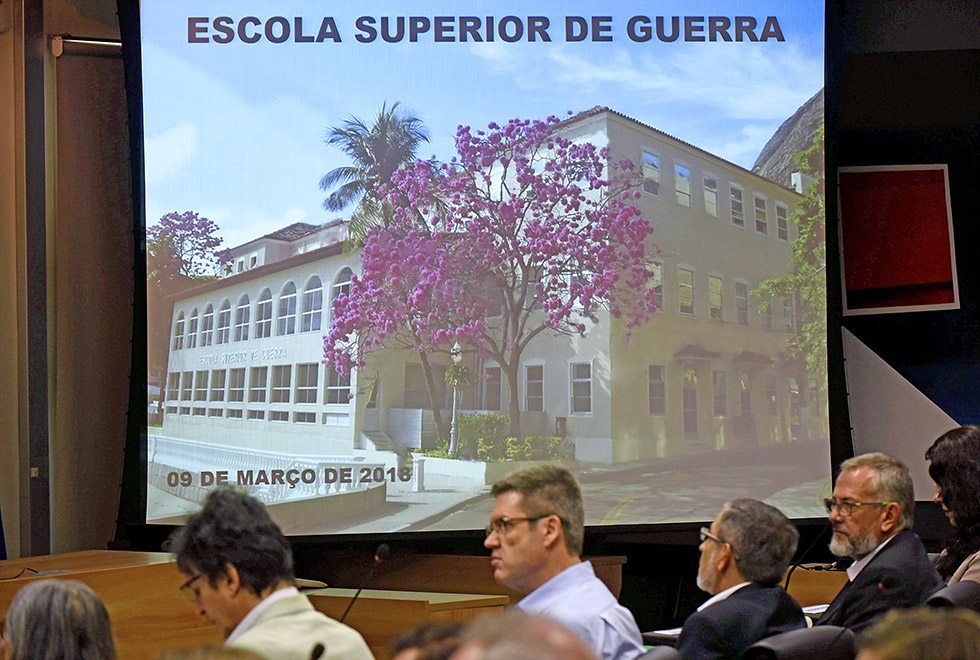 Apresentação da Escola Superior de Guerra