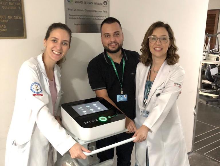 Lígia Roceto, Rayan Russo Ramos e Luciana Figueiredo acompanham a entrega do aparelho de eletroestimulação neuromuscular. Foto: Divulgação