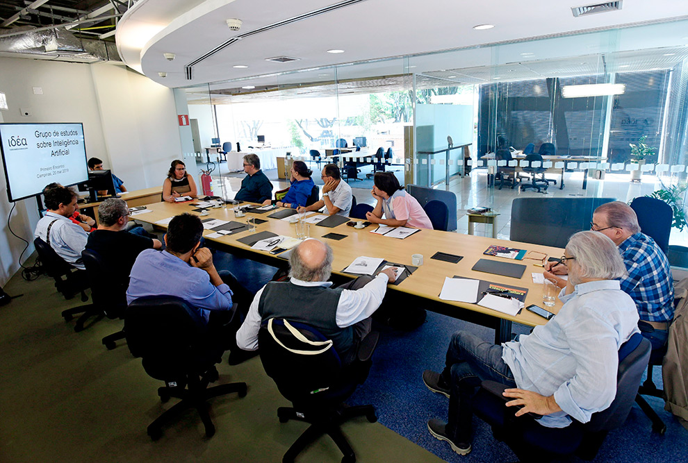 Encontro reuniu especialistas em áreas de estudos diferentes e com posições diversas em relação ao tema 