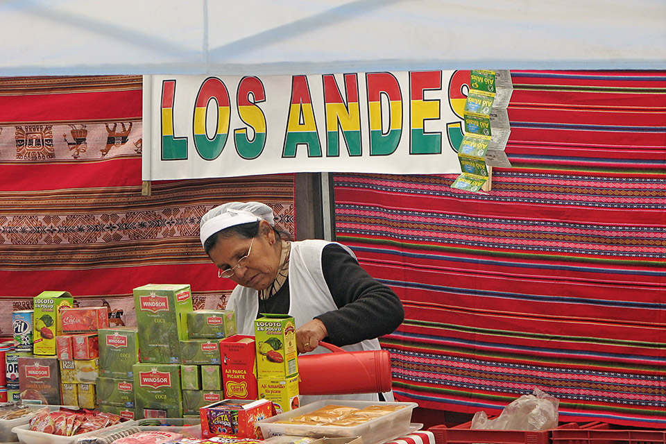 Boliviana vende chás na Praça da Kantuta (Foto Everaldo Luís Silva)