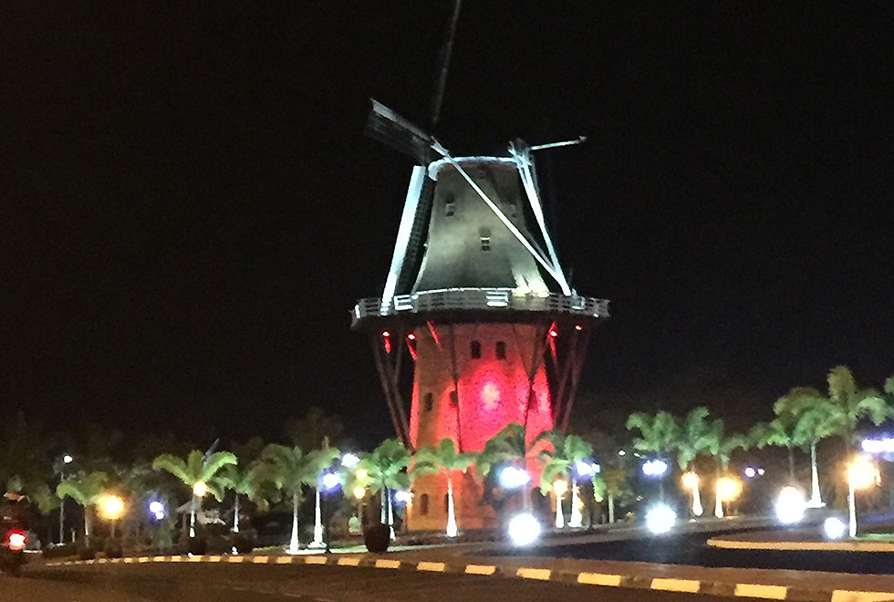 Moinho de vento da cidade de Holambra aparece iluminado com a cor vermelha