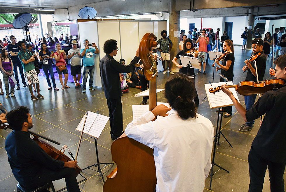 Apresentação musical durante a programação da Calourada 2017 | Foto: Antoninho Perri