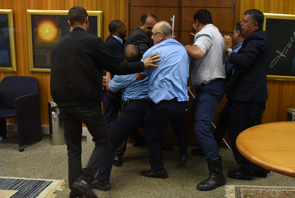 Vigilantes tentam impedir invasão por estudantes