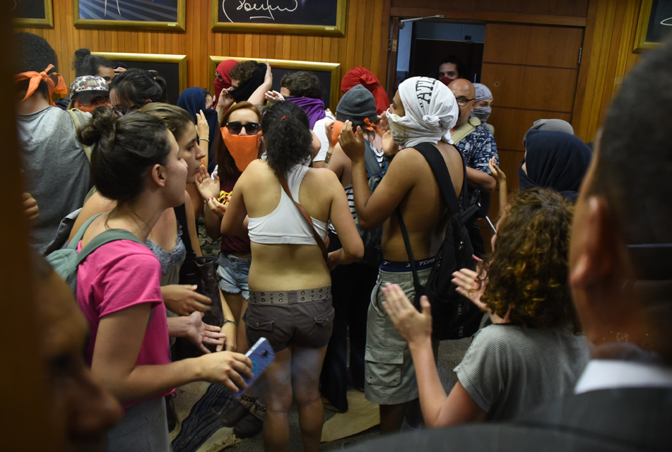 Momento em que ocorreu a invasão no prédio do Consu