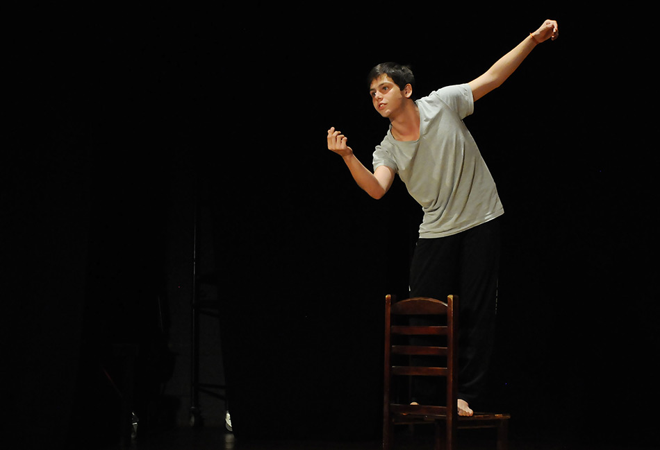 Apresentação de candidato na prova de palco de artes cênicas no Auditório do Instituto de Artes
