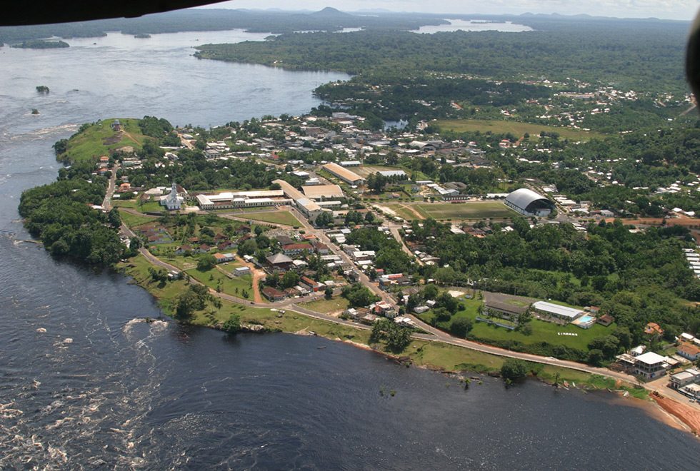 foto aerea de cidade a beira do rio