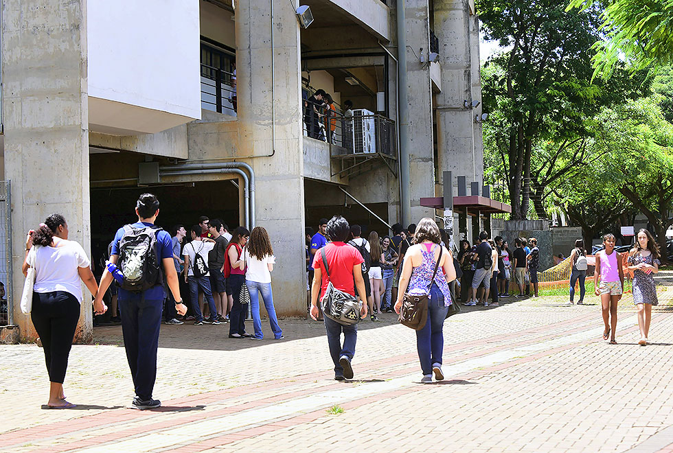 Ciclo Básico da Unicamp, em Campinas. Imagem do primeiro dia das provas, no domingo