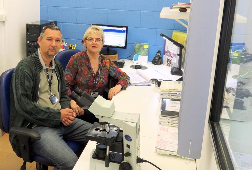 André da Silva e Fabiana Caselatto, supervisores no Laboratório de Citopatologia do Caism