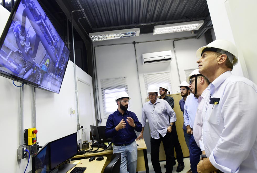 Cabine de controle do laboratório do Cepetro