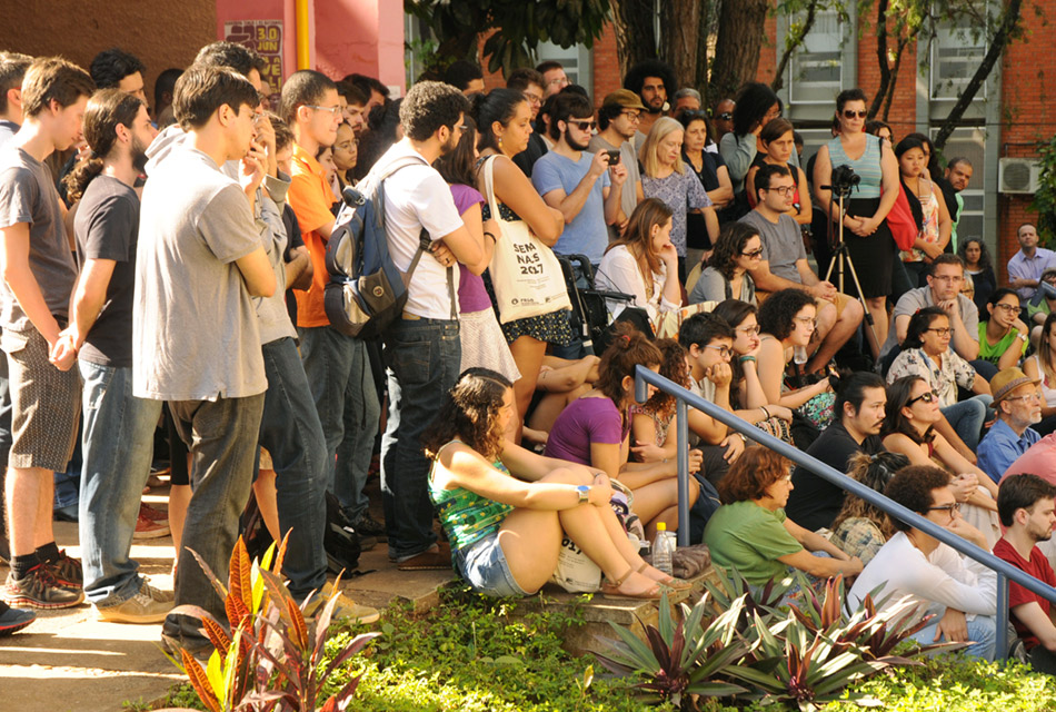 Amigos lotam a escadaria do IFCH