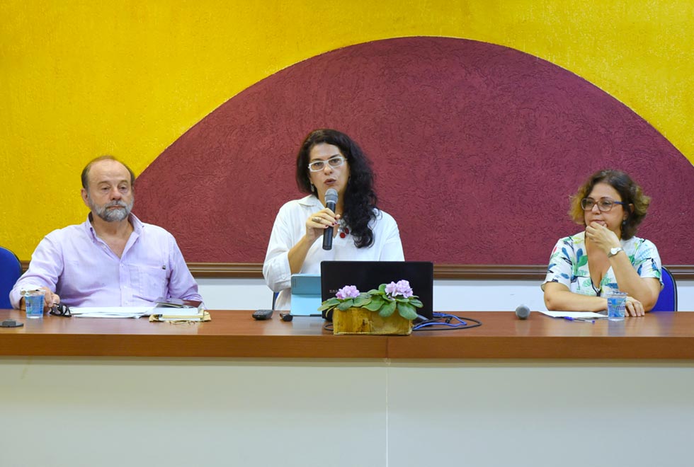 Mesa de abertura do evento no auditório da FEQ