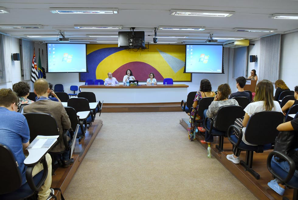 Evento realizado no auditório da FEQ