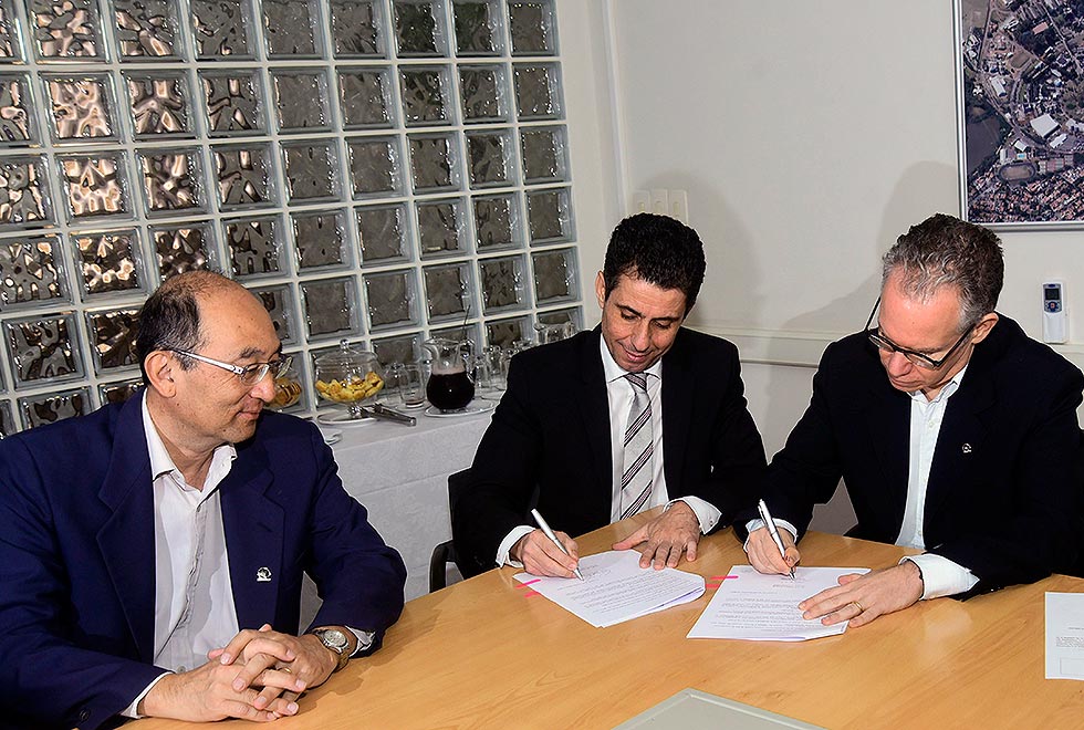 Paulo Víbrio Jr. (à esq.) e Marcelo Knobel assinam cooperação