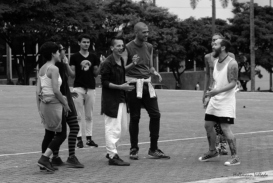 Artistas em pé na rua durante a intervanção artistica "onde o horizonte se move"