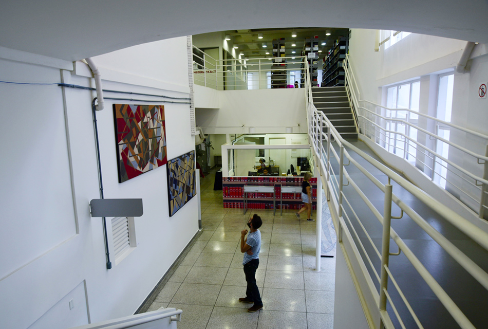 Obra de Claudio Tozzi no interior da Biblioteca do IFCH