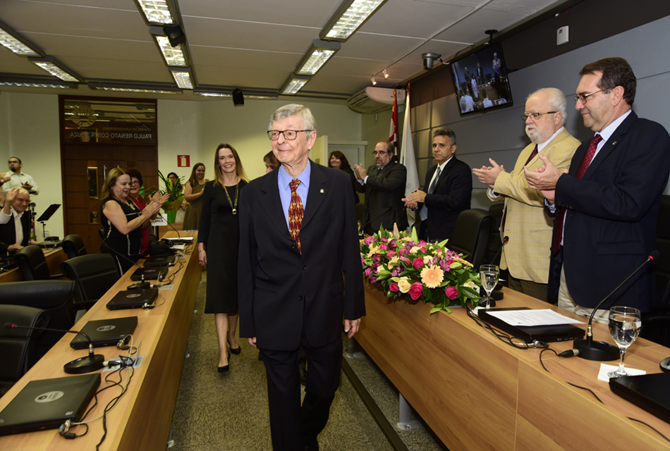 Yaro adentra a sala do Consu, seguido pelos seus filhos