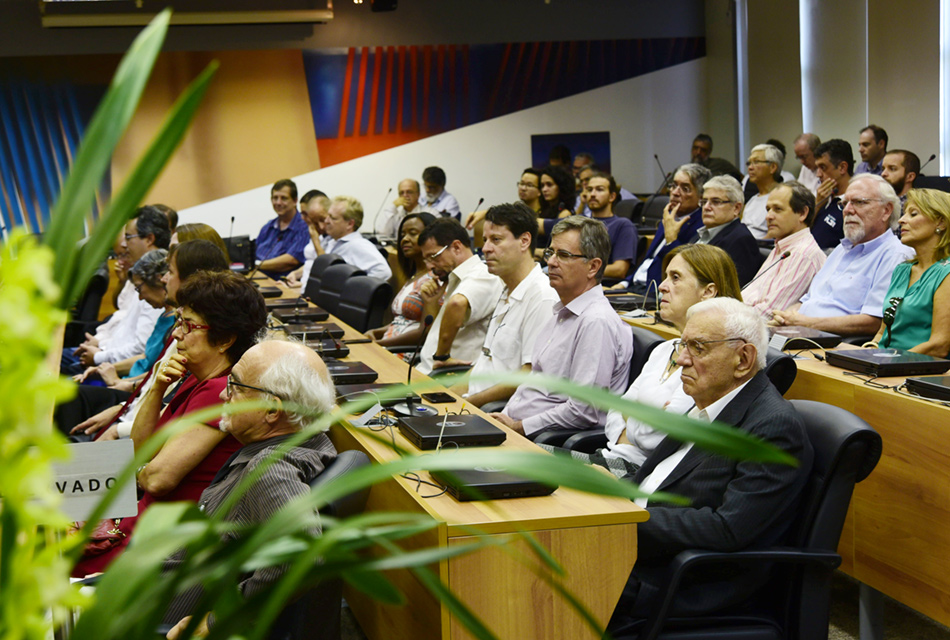 Público na sala do Consu